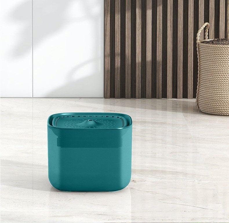 Fontaine à eau bleue pour chat avec filtre circulant 3L sur sol
